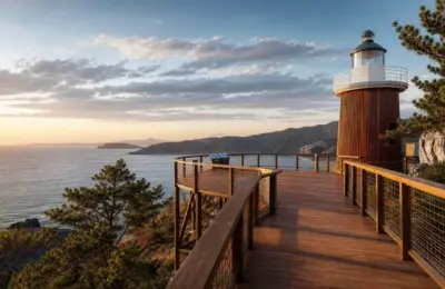 Mirante do Farol da Baía de Kola Aposta em Estrutura de Madeira e Integração com a Paisagem