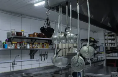Organizar potes e tampas na cozinha