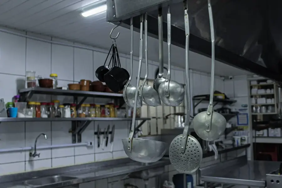 Organizar potes e tampas na cozinha