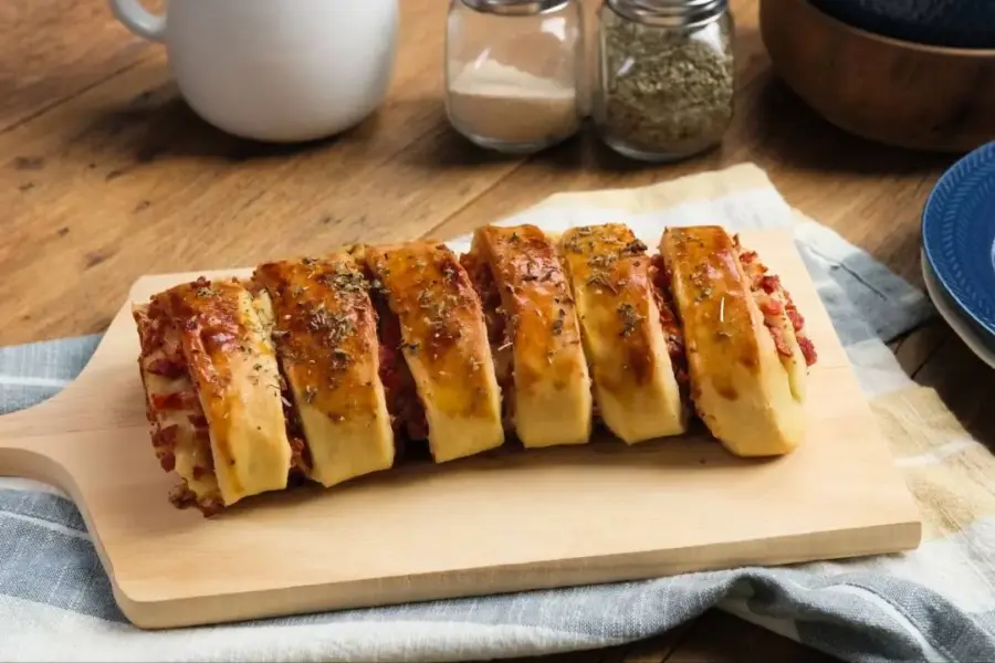 Pão Caseiro Recheado: Receita Leva Calabresa, Queijo e Tomate e Fica Pronta em 1 Hora