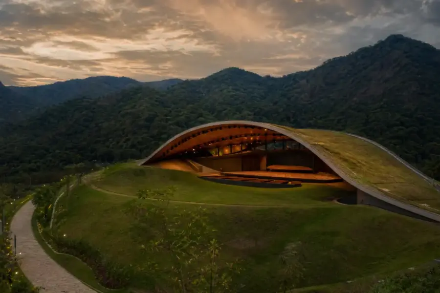 Teatro Earth Valley, do Goa, Aposta em Arquitetura Integrada ao Terreno