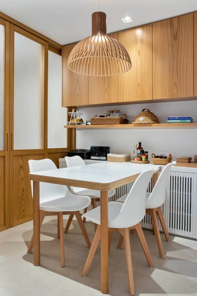 Apartamento de 190 m² no Leblon ganha reforma com salinha de almoço e brinquedoteca