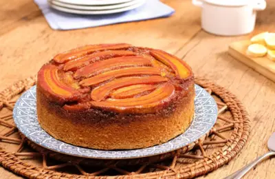 Bolo Invertido de Banana Caramelizada com Castanhas Vira Opção Prática para o Café da Tarde