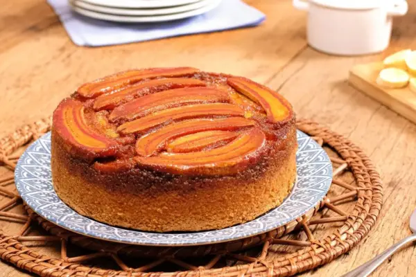 Bolo Invertido de Banana Caramelizada com Castanhas Vira Opção Prática para o Café da Tarde