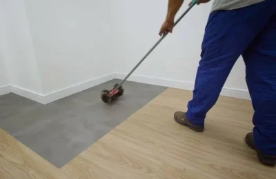 Como limpar piso vinílico e evitar danos na manutenção diária - Imagem 1