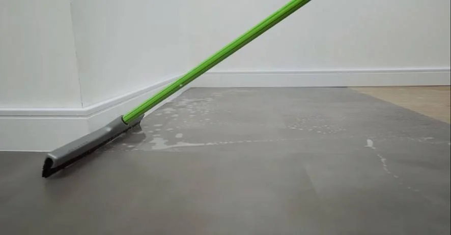 Pessoa enxaguando piso vinílico