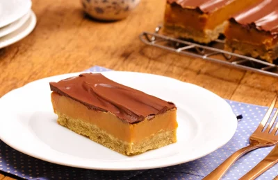 Torta de manteiga escocesa: receita reúne caramelo, amêndoas e chocolate meio amargo - Imagem 1