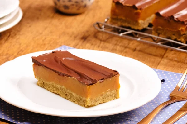 Torta de manteiga escocesa: receita reúne caramelo, amêndoas e chocolate meio amargo - Imagem 1